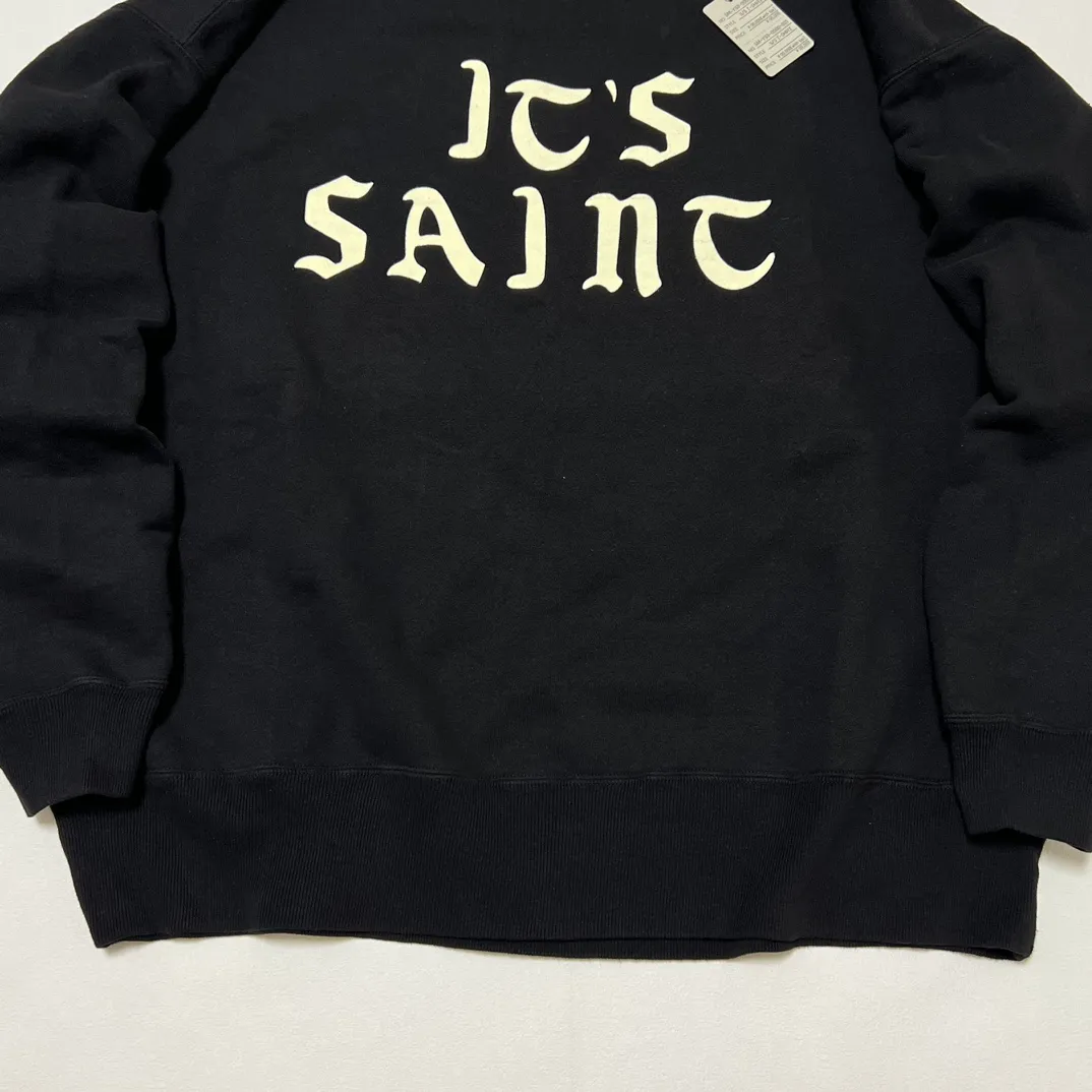 SAINT Mxxxxxx CREW SWT/IT'S SAINT/BLK Flocked SAINT sweatshirt Black S-XL ⚠️Note: This is flocking printing, not glue or crack paste. Don’t buy what you see in the picture. Short and loose fit. Both front and rear necklines are curved. Electrostatic flocking printing technology. Correct accessories. Fruit main mark/little angel anti-counterfeiting label.